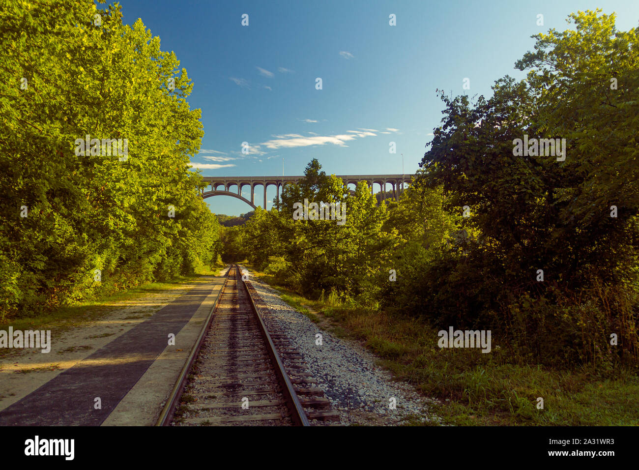 Arch pont enjambant un chemin de fer dans le parc national de Cuyahoga Valley Banque D'Images