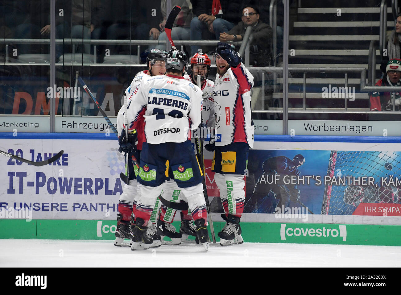 04.10.2019, xemx Eishockey, DEL, l'Augsburger Panther Eisbaeren emspor - Berlin, V.L. Lukas Reichel (Eisbaeren Berlin # 44) célébrer l'objectif, Der Torju Banque D'Images