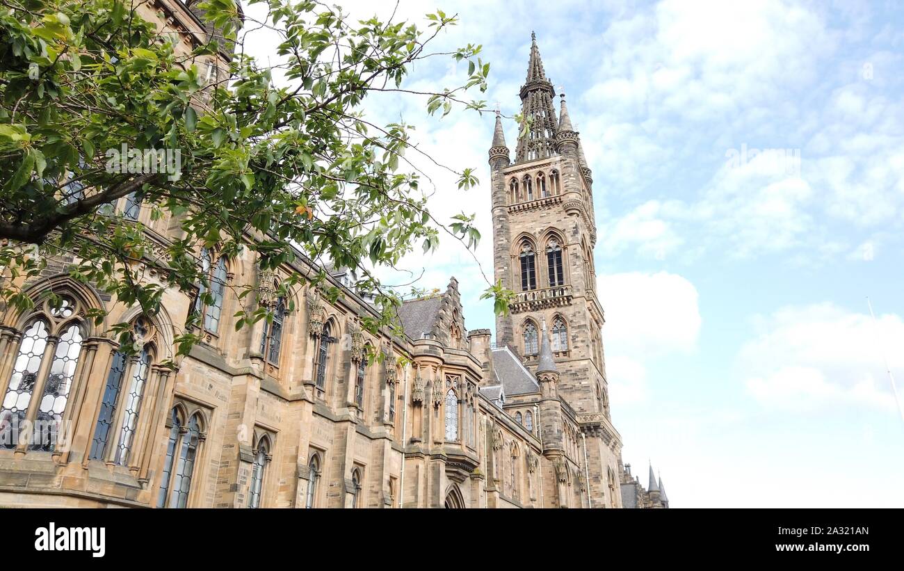 La tour gothique de l'Université de Glasgow contre un ciel bleu. Banque D'Images