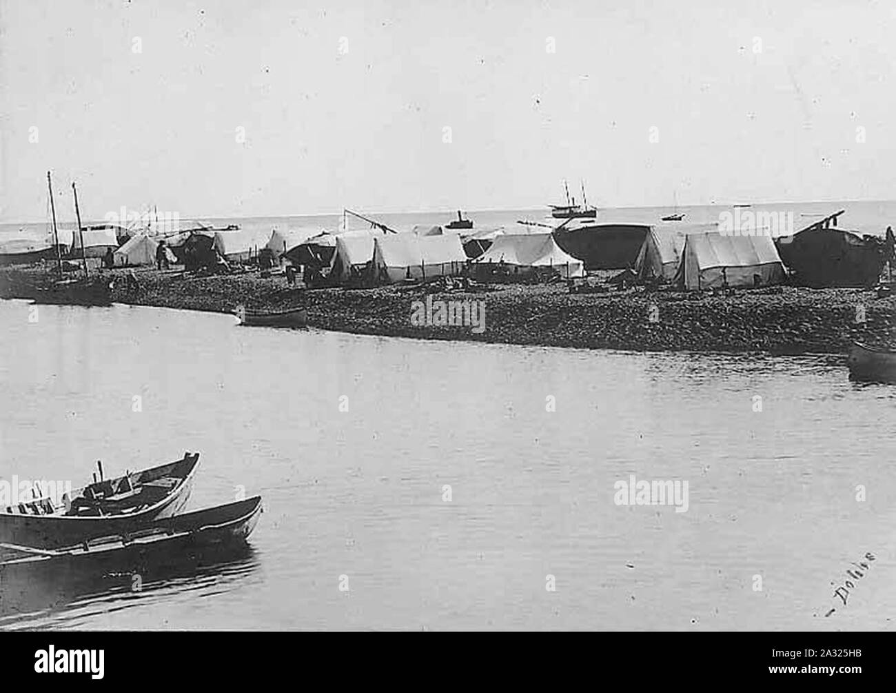 Eskimo règlement avec des tentes et des oumiaks (bateaux recouverts de peau) sur terre spit en Alaska entre 1901 et 1911 (AL +CA 30). Banque D'Images