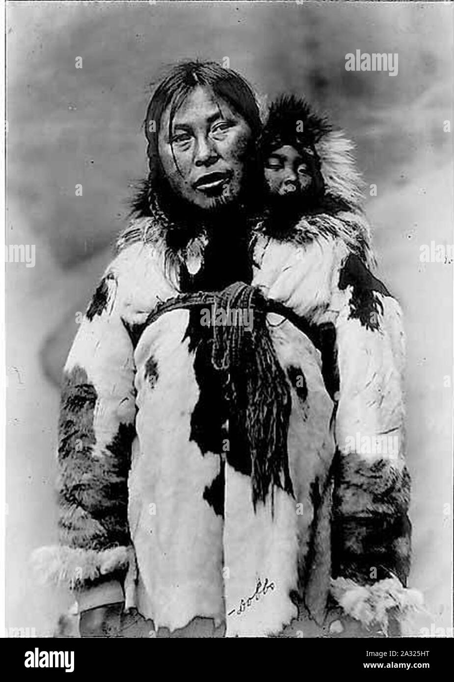 Femme Eskimo Tattoo Menton Avec Fourrure Parka Exercant Son Bebe Au Dos De L Alaska Entre 1903 Et 1908 Al Ca 40 Photo Stock Alamy