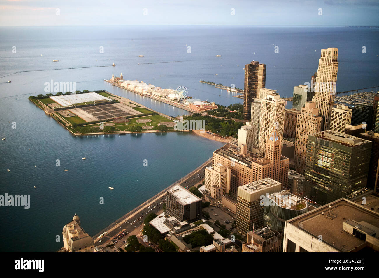 Depuis plus de chicago 360 streeterville Navy Pier et le lac Michigan à la tombée de la Chicago Illinois Etats-Unis d'Amérique Banque D'Images