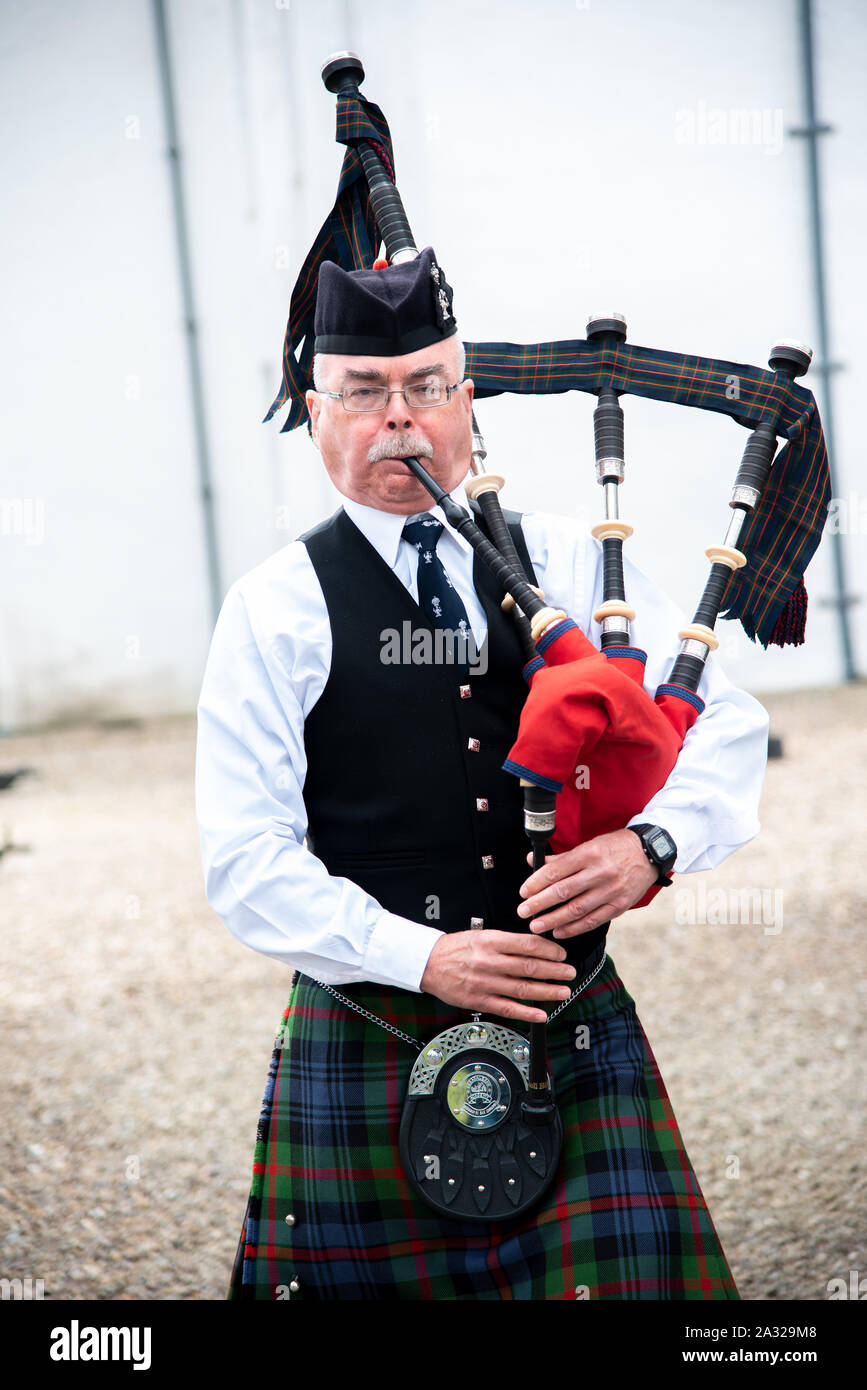 Habillé traditionnellement Scotsman avec cornemuses à Blair Castle, la demeure ancestrale des ducs et Comtes d'Atholl. Le château est de 740 ans. Banque D'Images