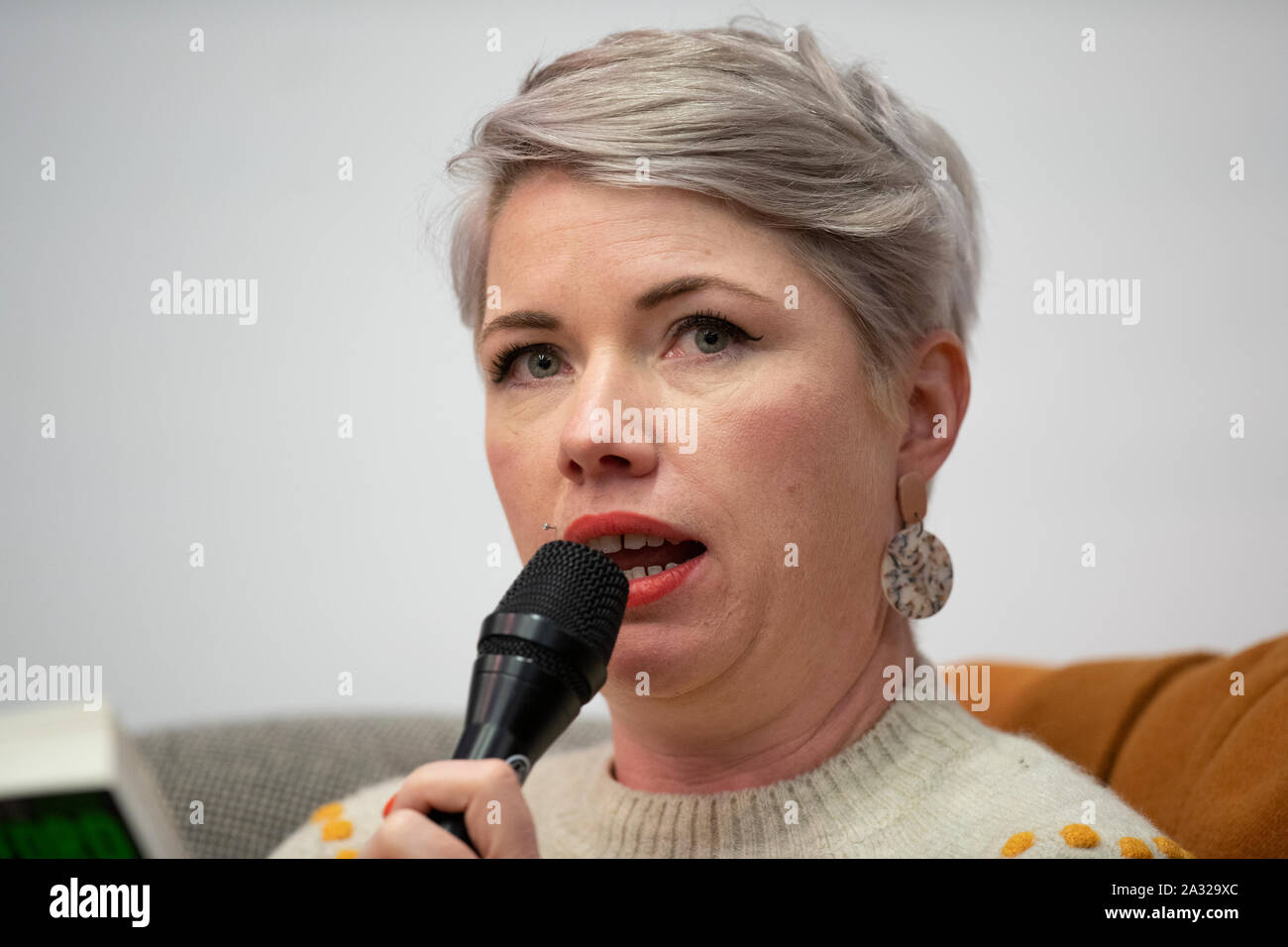 Manchester, UK. 4e octobre 2019. L'écrivain féministe australienne Ford Clémentine apparaît au festival de littérature de Manchester discuter de son livre Les garçons seront des garçons. © Russell Hart/Alamy Live News. Banque D'Images