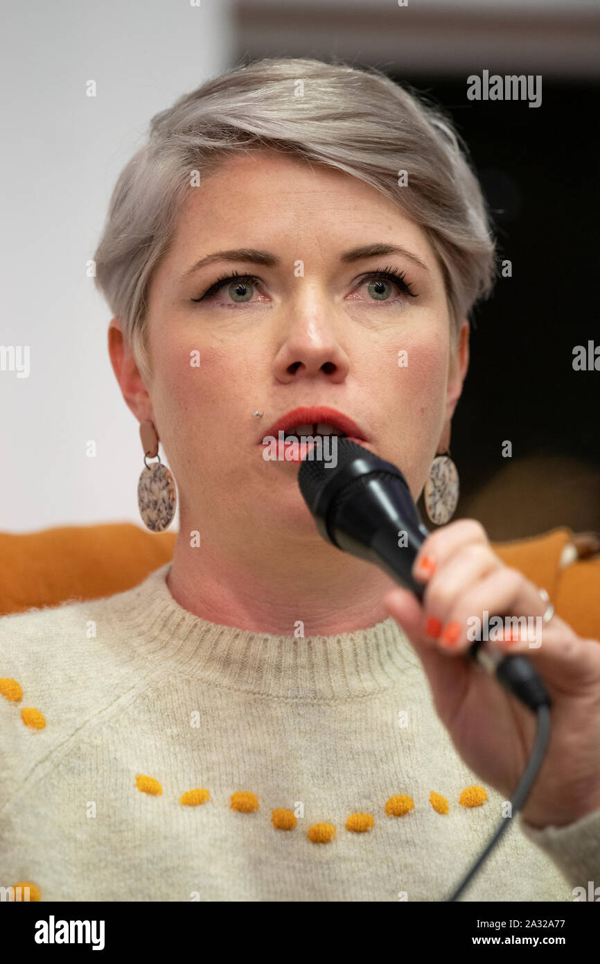 Manchester, UK. 4e octobre 2019. L'écrivain féministe australienne Ford Clémentine apparaît au festival de littérature de Manchester discuter de son livre Les garçons seront des garçons. © Russell Hart/Alamy Live News. Banque D'Images