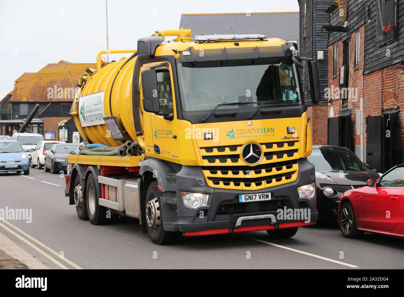 CAMION-CITERNE DE DÉCHETS EN VRAC MERCDES-BENZ COUNTYCLEAN Banque D'Images