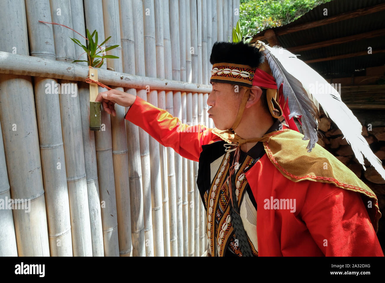 Robe rouge à la parade des hommes Tsou Tsou festival Mayasvi Tefuye dans le village de montagnes, dans l'Alishan Chiayi, Taïwan, l'Asie Banque D'Images
