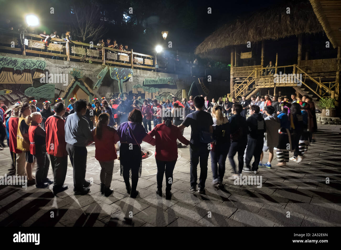 Les citoyens, les touristes et Tsou participants tout au long de la nuit de la danse au cours de l'Mayasvi Tsou du festival dans le village de Tefuye dans la montagne Alishan, Chiayi, Taïwan, l'Asie Banque D'Images