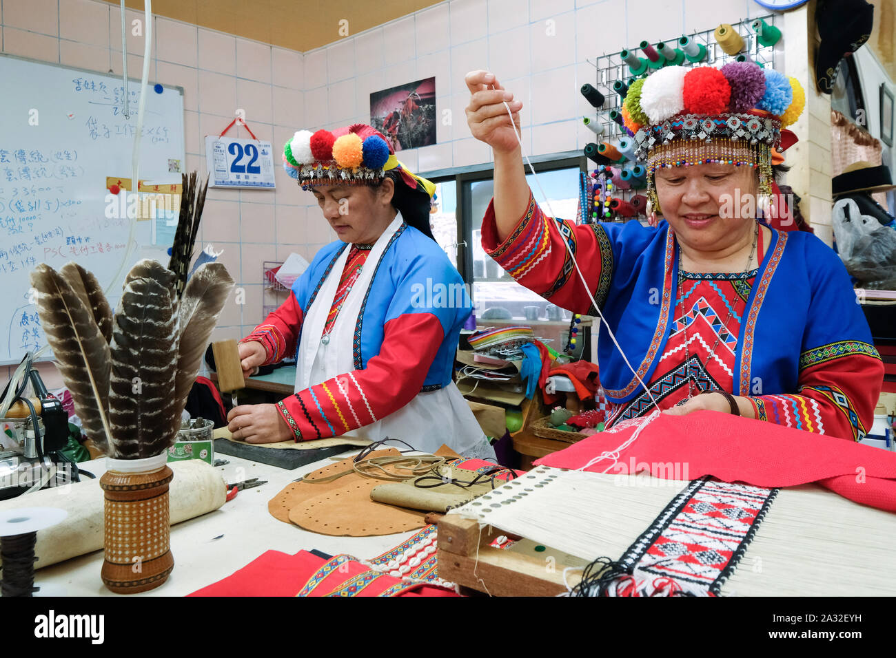 Les femmes de la tribu Tsou adapter les tribus traditionnelles robes dans leur salle de couture. Mayasvi Tsou du festival dans le village de Tefuye dans la montagne Alishan, Chiayi, Taïwan, l'Asie Banque D'Images