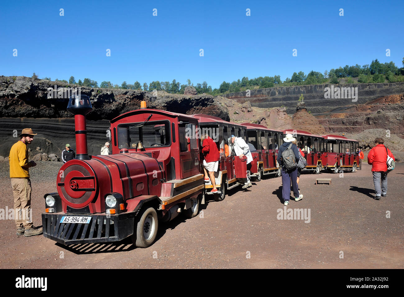 L'intérieur du cratère du volcan Lemptegy Auvergne ouvert au tourisme avec visite guidée Banque D'Images