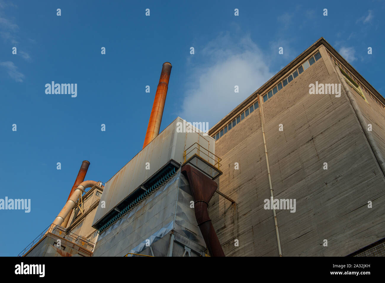 Ancienne usine de ciment avec cheminée Banque D'Images