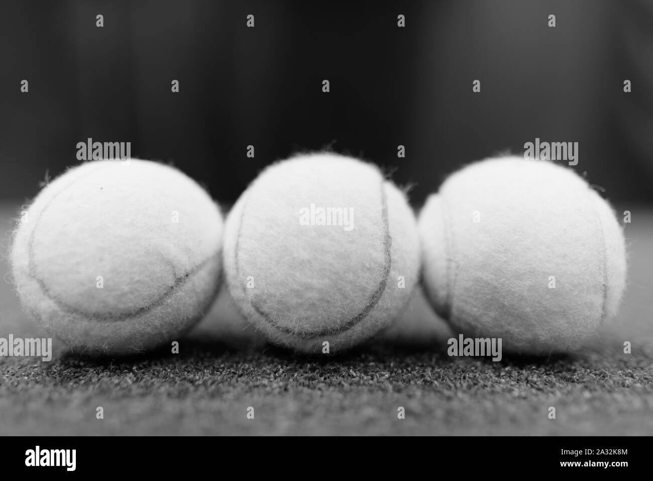 Les balles de tennis sur le sol tourné en noir et blanc Banque D'Images