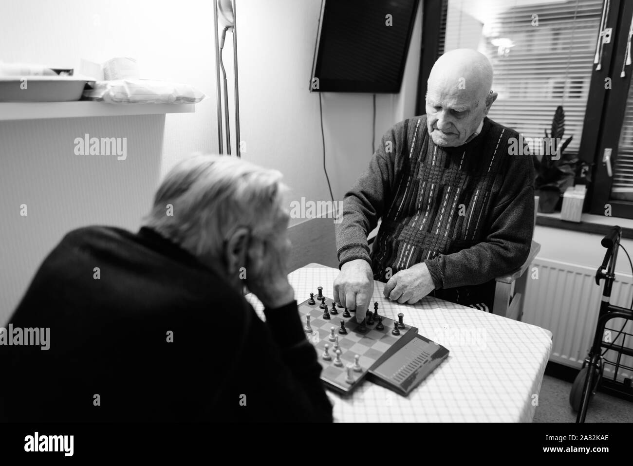 Deux hommes jouant aux échecs tout en vous relaxant au foyer de soins à Turku, Finlande Banque D'Images Deux hommes jouant aux échecs tout en vous relaxant au foyer de soins à Turku, Finlande Banque D'Images