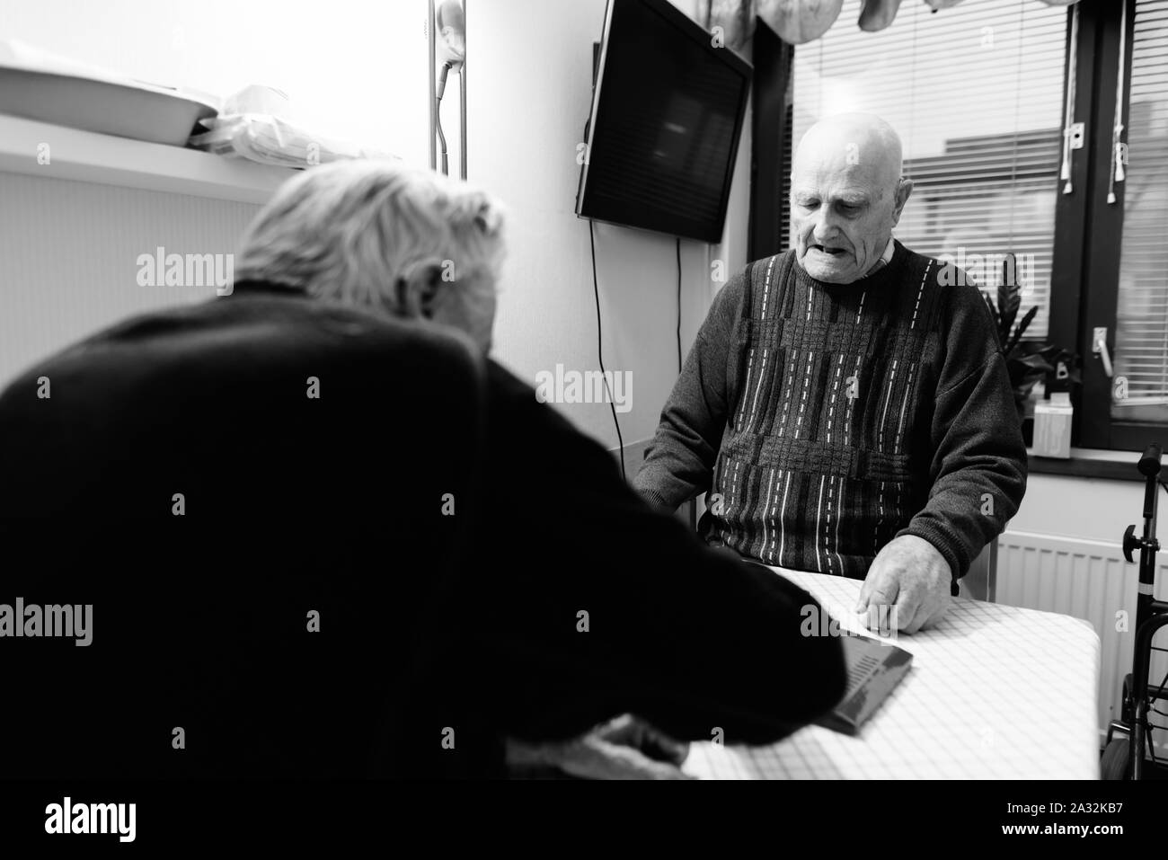 Deux hommes jouant aux échecs tout en vous relaxant au foyer de soins à Turku, Finlande Banque D'Images Deux hommes jouant aux échecs tout en vous relaxant au foyer de soins à Turku, Finlande Banque D'Images