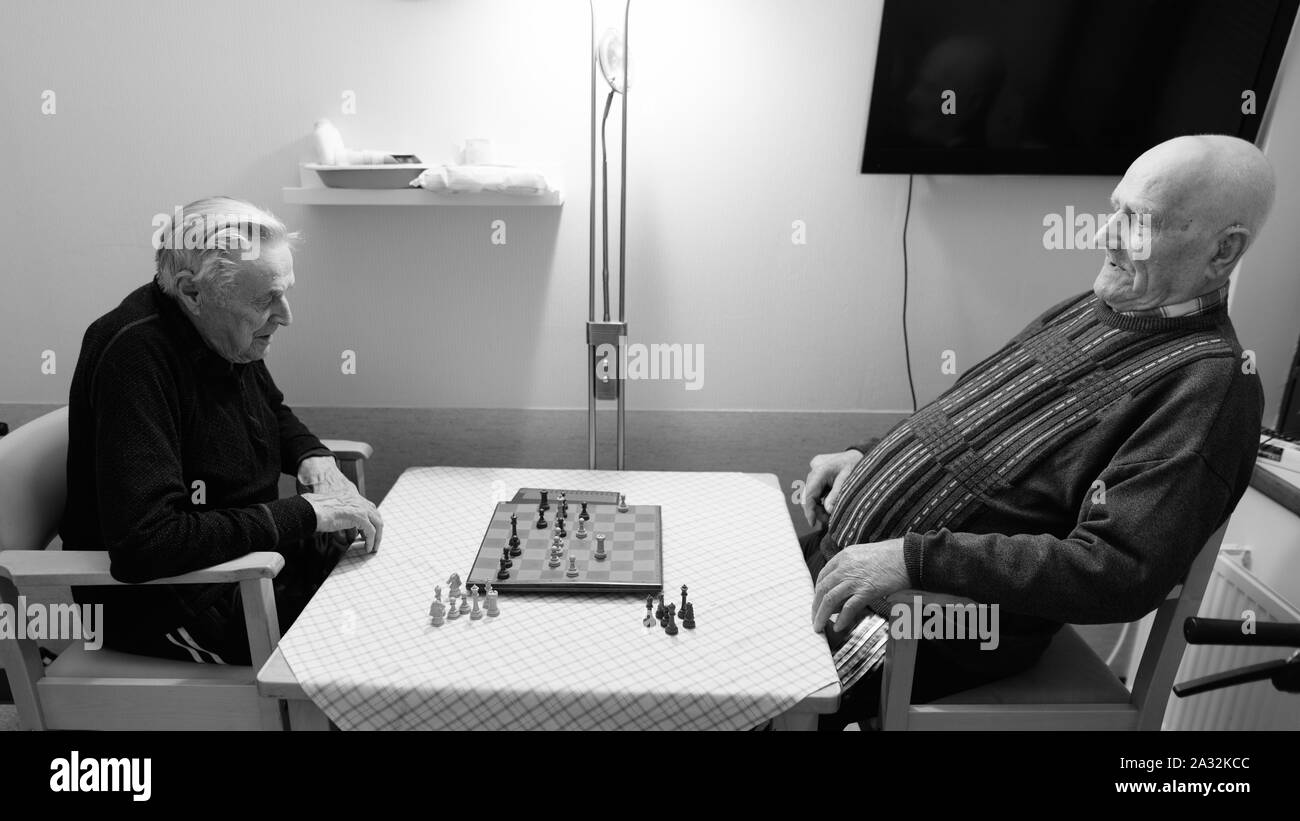 Deux hommes jouant aux échecs tout en vous relaxant au foyer de soins à Turku, Finlande Banque D'Images Deux hommes jouant aux échecs tout en vous relaxant au foyer de soins à Turku, Finlande Banque D'Images