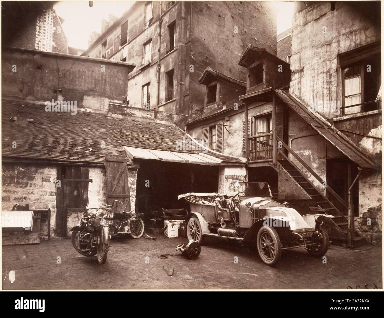 Eugène Atget, Cour, 7 rue de Valence, 1922. Banque D'Images