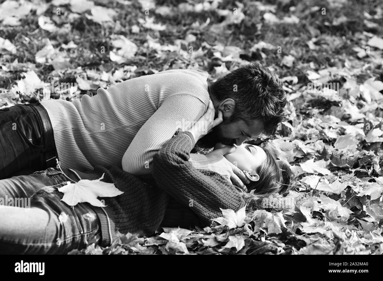 Couple Natural Kiss Banque D Images Noir Et Blanc Alamy