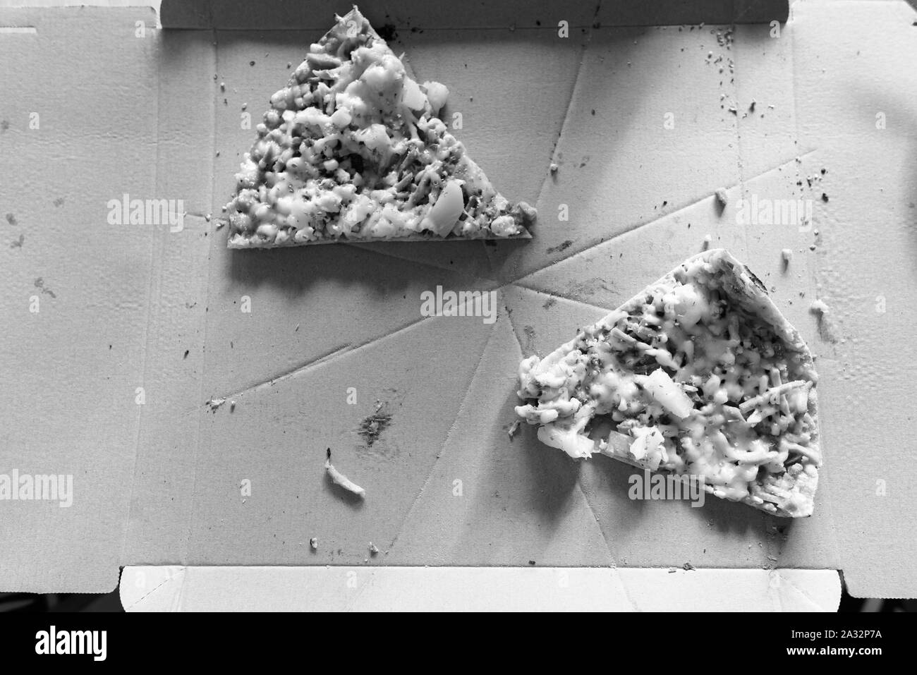 Pizza hawaïenne directement au-dessus de tourné en noir et blanc Banque D'Images