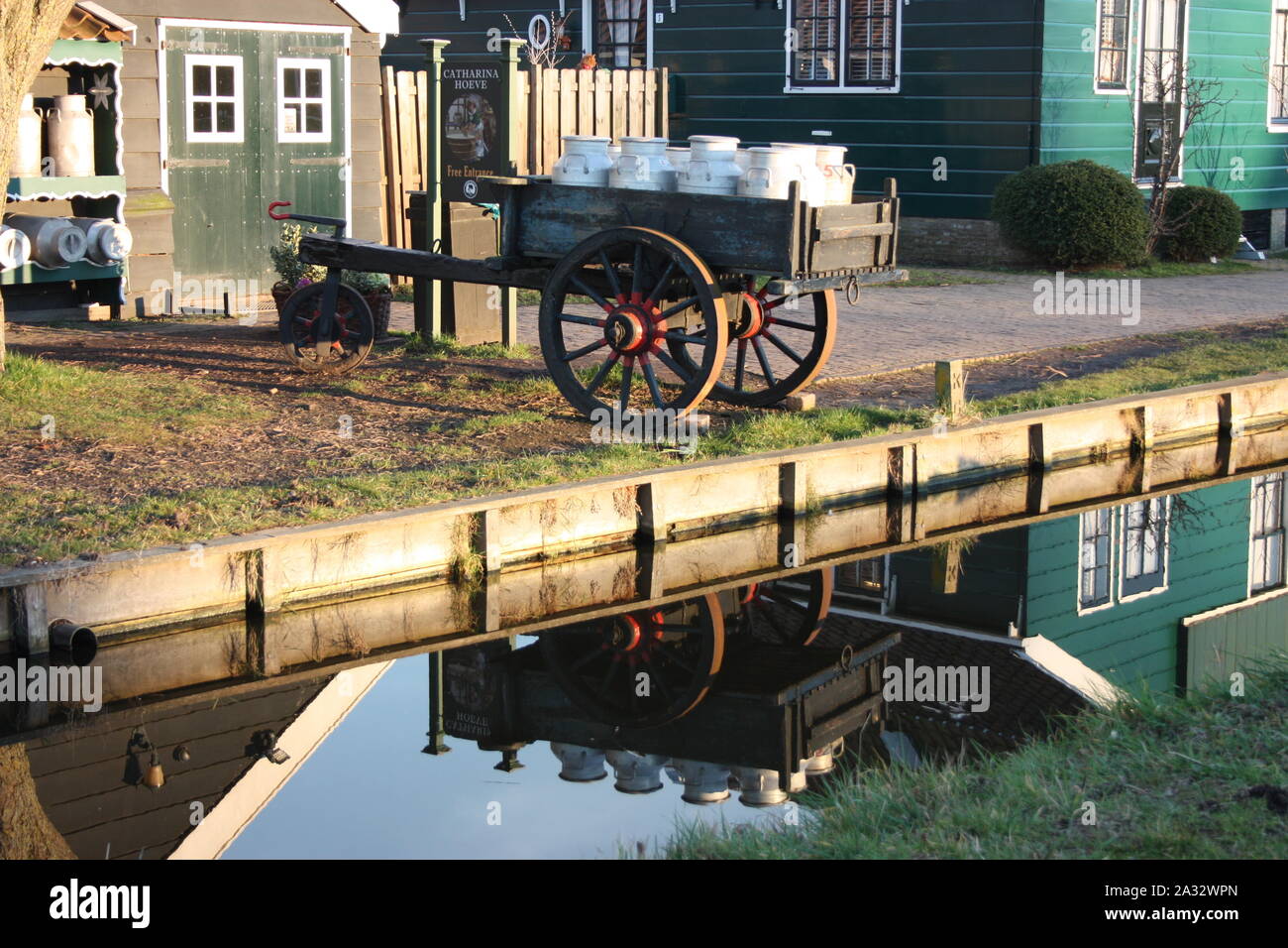 Lait traditionnel en bois panier chargé avec des récipients antiques en face d'un jet d'eau en Hollande Banque D'Images