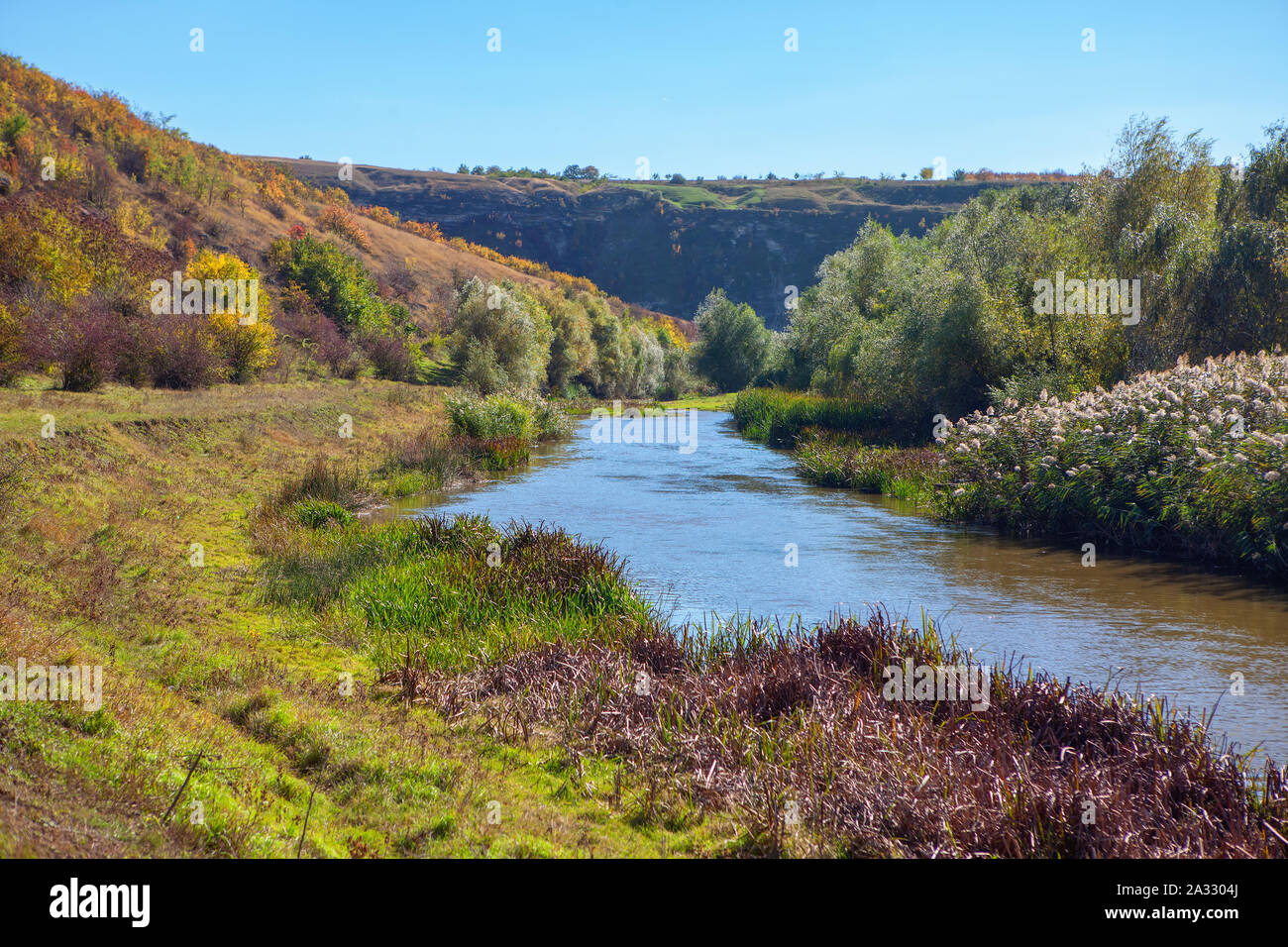 Paysage d'automne avec rivière et collines vertes Banque D'Images