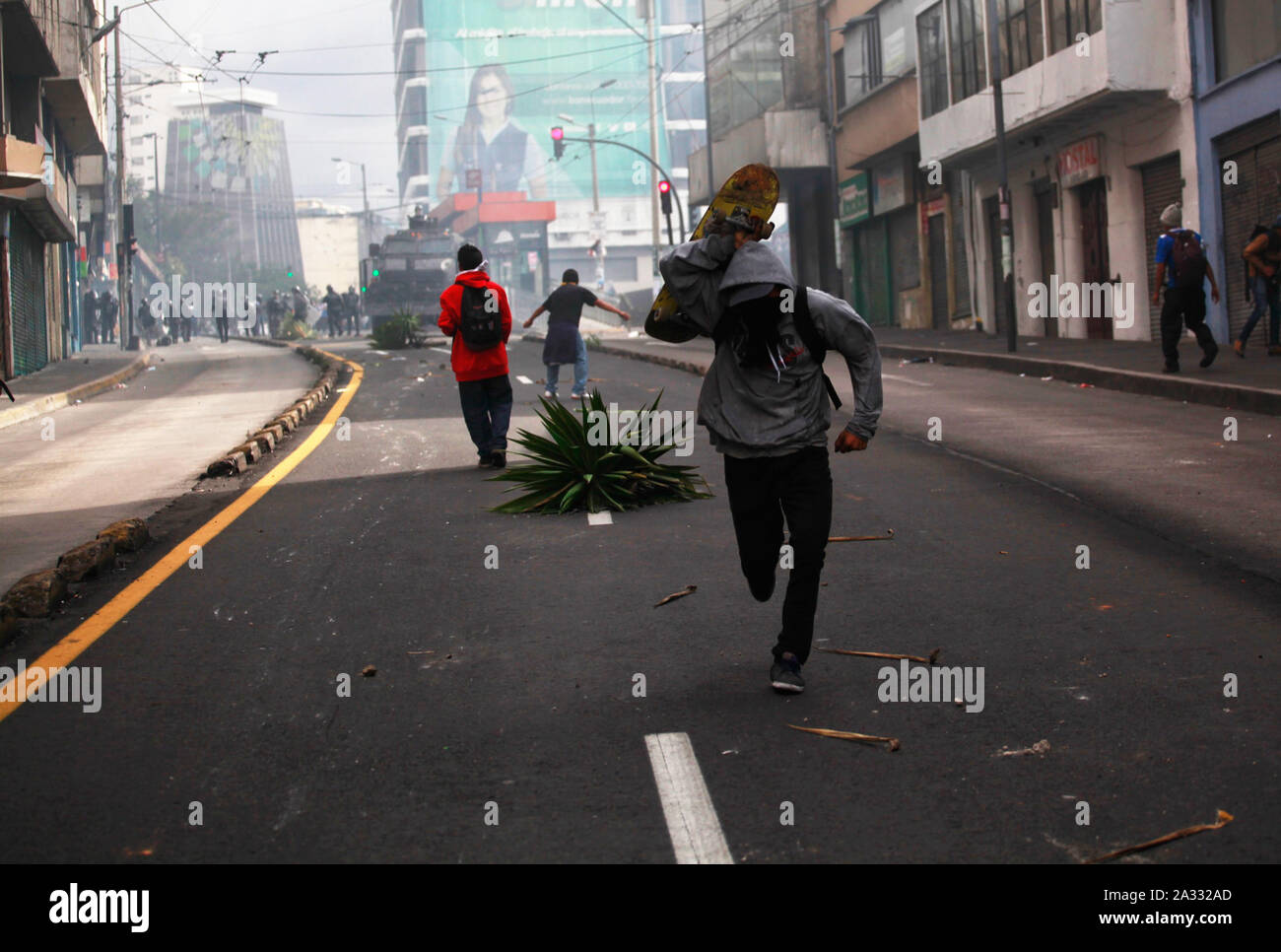 Quito, Equateur. 08Th Oct, 2019. Les manifestants prendre part à une deuxième manifestation contre la hausse des prix du carburant. Il y a eu une émeute. En raison de l'élimination des subventions, les prix de l'essence ont augmenté de 25 pour cent et les prix du carburant diesel, de 100  %. La mesure fait partie des réformes structurelles que le gouvernement a entrepris de mettre en œuvre en échange d'une valeur de 4,2 milliards de prêt du Fonds monétaire international (FMI). Le gouvernement a déclaré l'état d'urgence en vue d'émeutes au cours des manifestations. Credit : Juan Diego Montenegro/dpa/Alamy Live News Banque D'Images