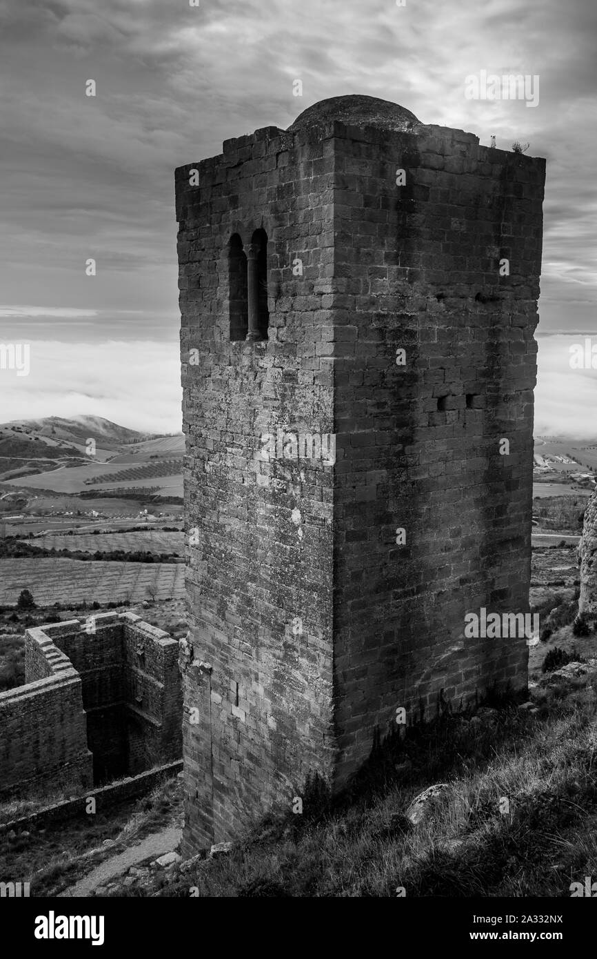 Vue panoramique aérienne de Roman médiéval château Loarre partiellement restauré près de Huesca en Aragon Espagne province entourée de nuages et brouillard Banque D'Images