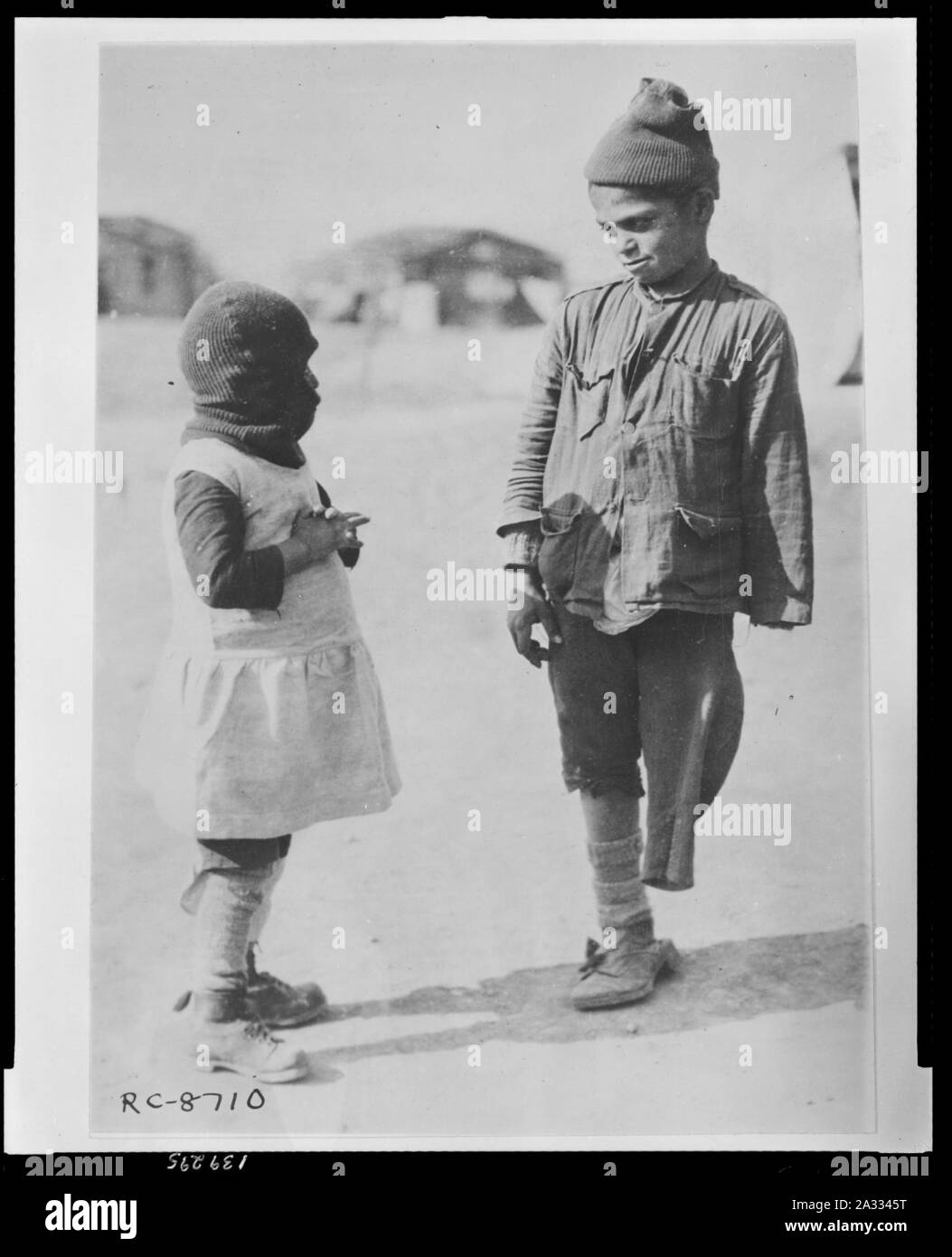 Des nouvelles - deux des plus petits membres de la colonie grecque qui a été mis en place pour les rapatriés du Caucase à l'extérieur de Thessaloniki le garçon a perdu un de ses bras et jambes dans un chemin de fer Banque D'Images