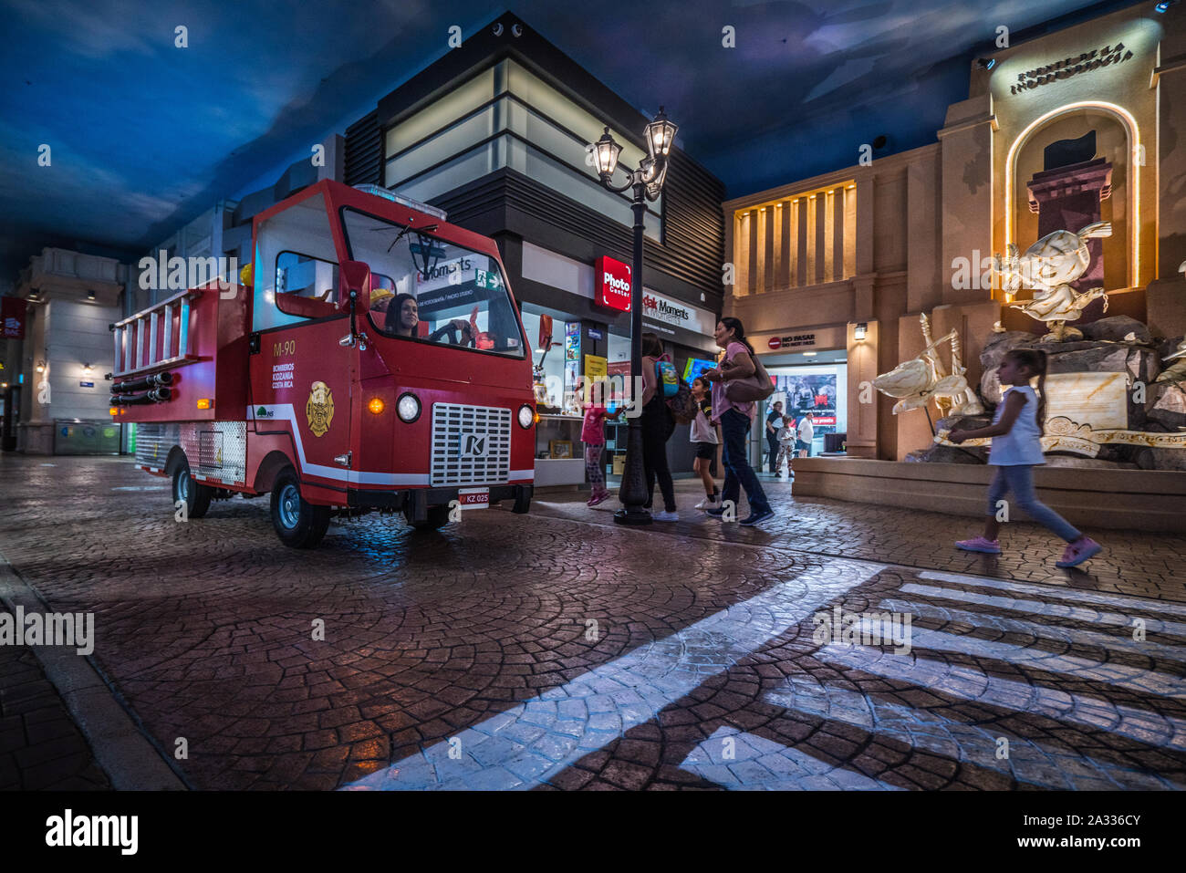 Simulation d'attente de camions de pompier au feu, les personnes rapportant la rue. Banque D'Images