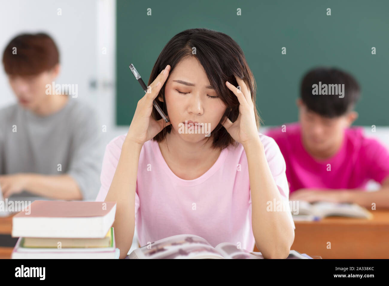 Les jeunes filles se sentent stressés in classroom Banque D'Images