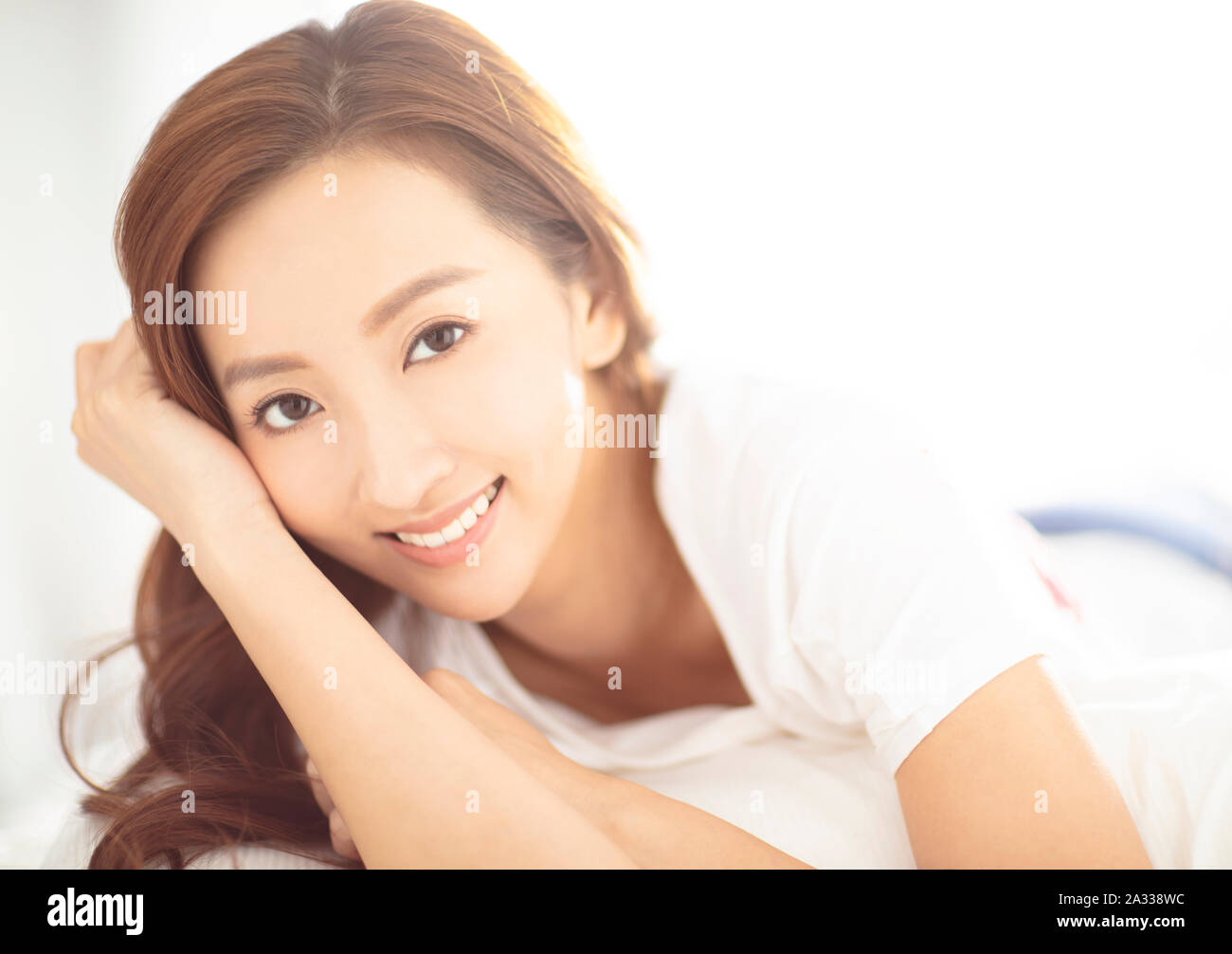 Libre young asian woman on bed Banque D'Images