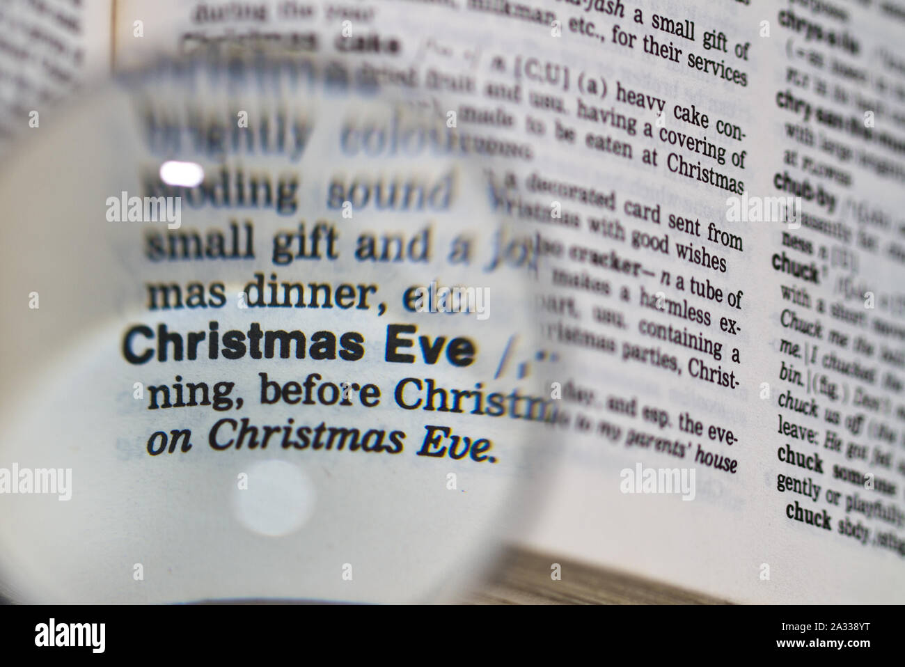 Le mot veille de Noël dans la vieille définition de dictionnaire loupe Banque D'Images