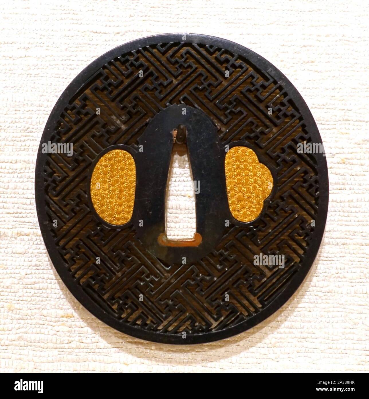Motif croix gammée étendu, tsuba, Japon, shakudo (cuivre, or et alliage d'argent) - Banque D'Images