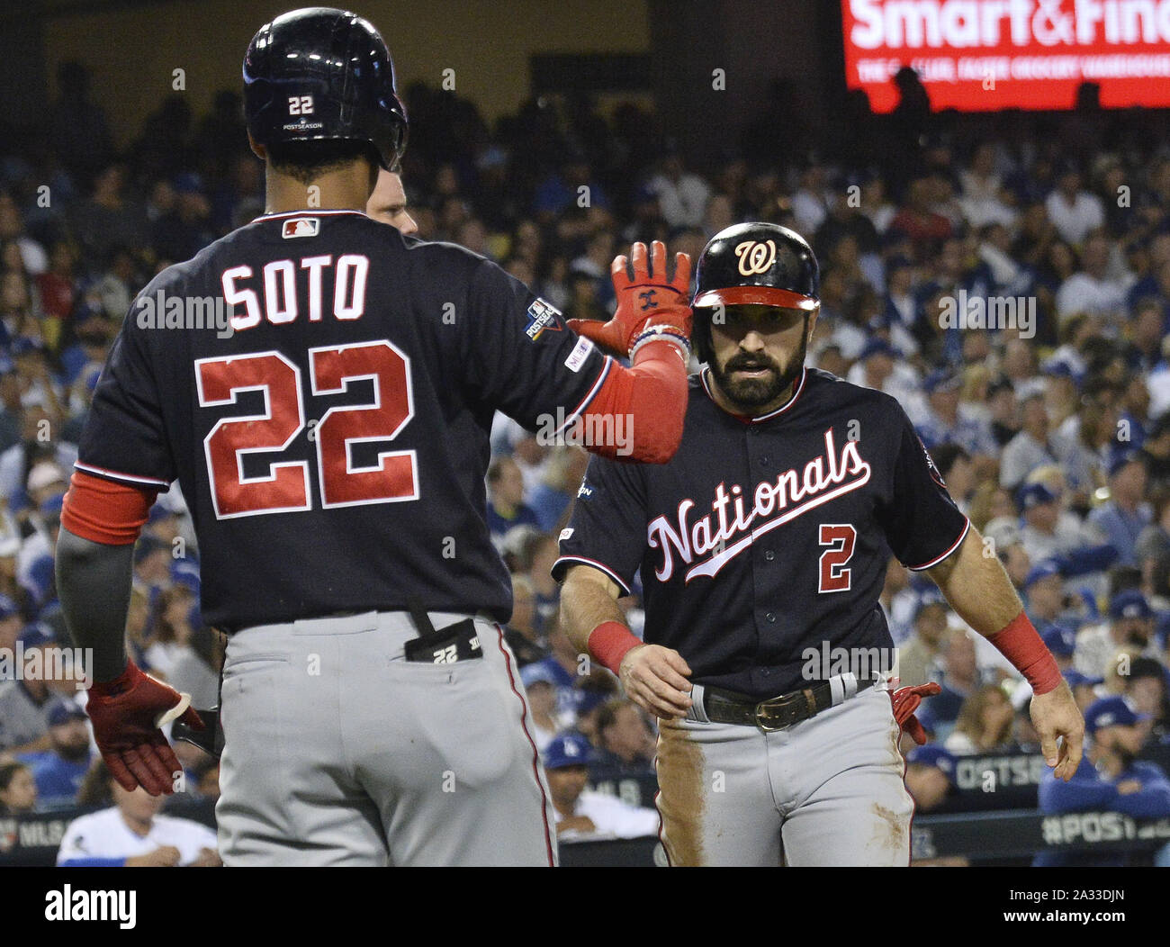 Los Angeles, USA. 08Th Oct, 2019. Nationals de Washington Adam Eaton est félicité par Juan Soto comme il le score dans la deuxième manche de la Division de la Ligue nationale MLB Série jeu avec les Dodgers de Los Angeles au Dodger Stadium à Los Angeles le Vendredi, Octobre 4, 2019. Photo par Jim Ruymen/UPI UPI : Crédit/Alamy Live News Banque D'Images