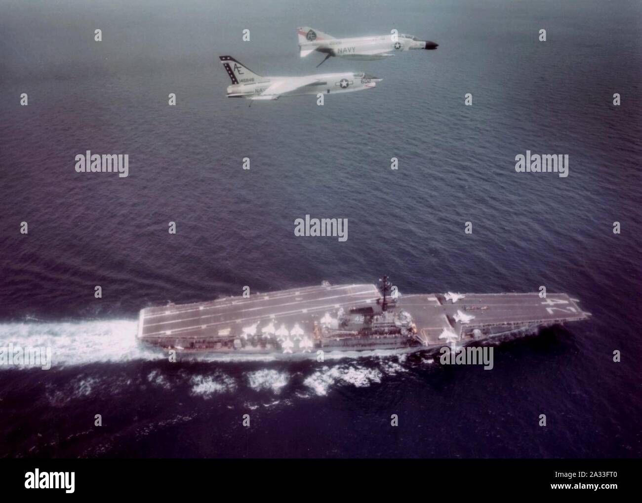 F-4B et RF-8G sur USS Roosevelt (CVA-42) c2792. Banque D'Images