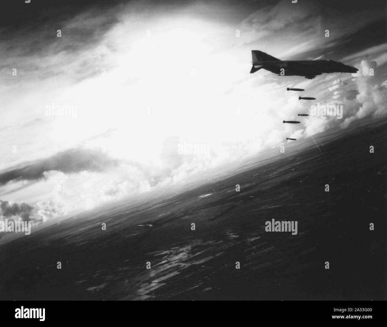 F-4B Phantom de VF-21 gouttes bombes sur le Vietnam du Sud en octobre 1965. Banque D'Images