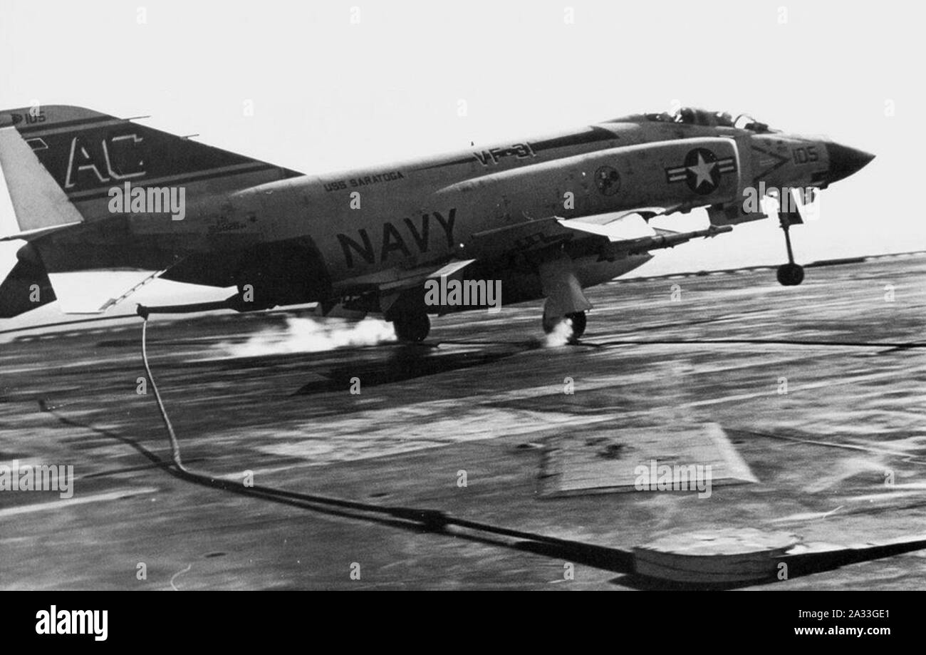 F-4J VF-31 attraper le fil sur le USS Saratoga (CVA-60) 1970. Banque D'Images
