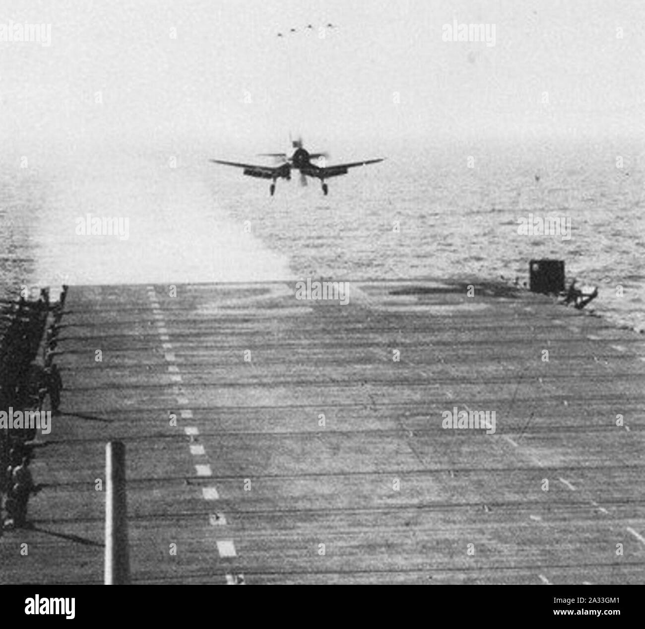 F4U-4 Corsair atterrit sur le USS Leyte (CV-32) c1949. Banque D'Images