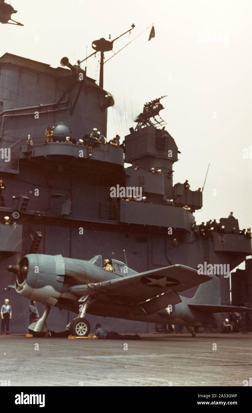 F6F-3 Hellcat de VF-1 se réchauffe sur USS Yorktown (CV-10) au printemps de 1943. Banque D'Images