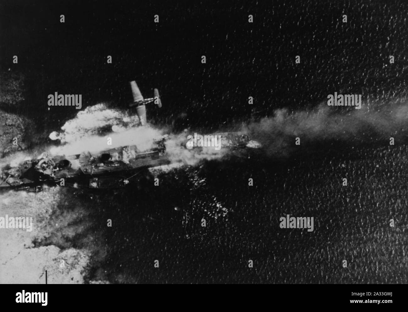 F6F-3 du VF-9 sur destroyer japonais Tachikaze en février 1944. Banque D'Images