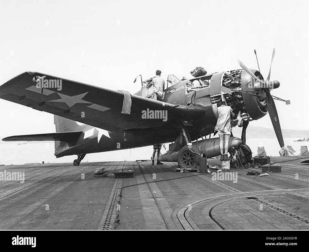 F6F-5 Hellcat maintenance sur le USS Essex (CV-9) en juillet 1944. Banque D'Images
