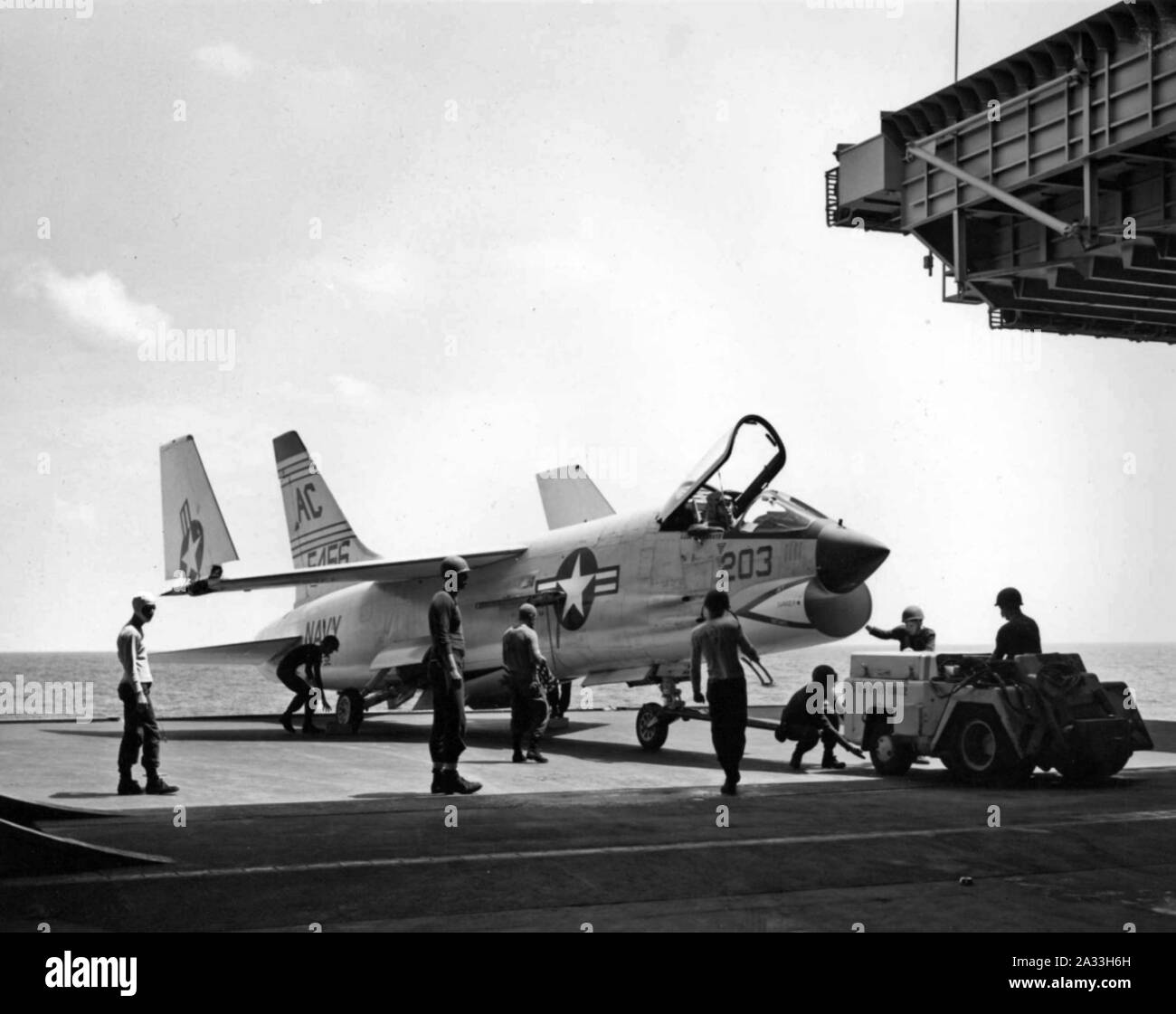 F-8B VF-32 sur l'élévateur USS Saratoga (CVA-60) 1959. Banque D'Images