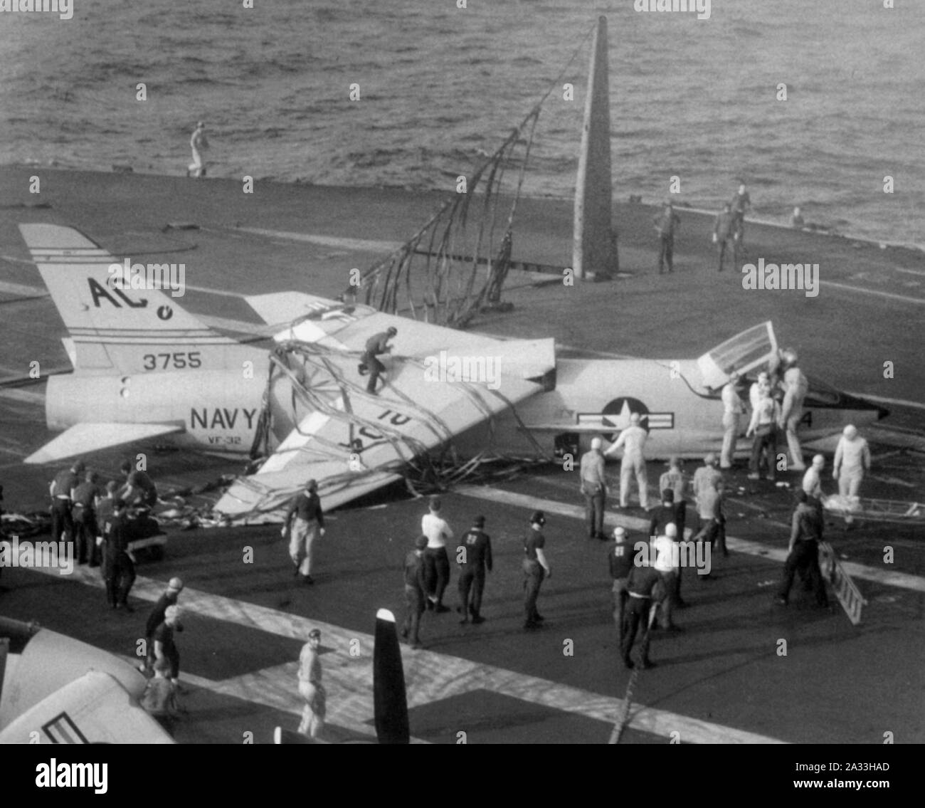 F8U-1 USS Saratoga barrière (CVA-60) 1958. Banque D'Images