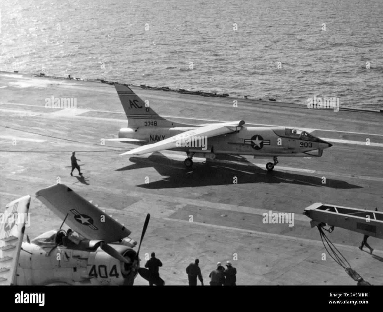 F8U-1 VF-32 USS Saratoga sur piège (CVA-60) 1958. Banque D'Images