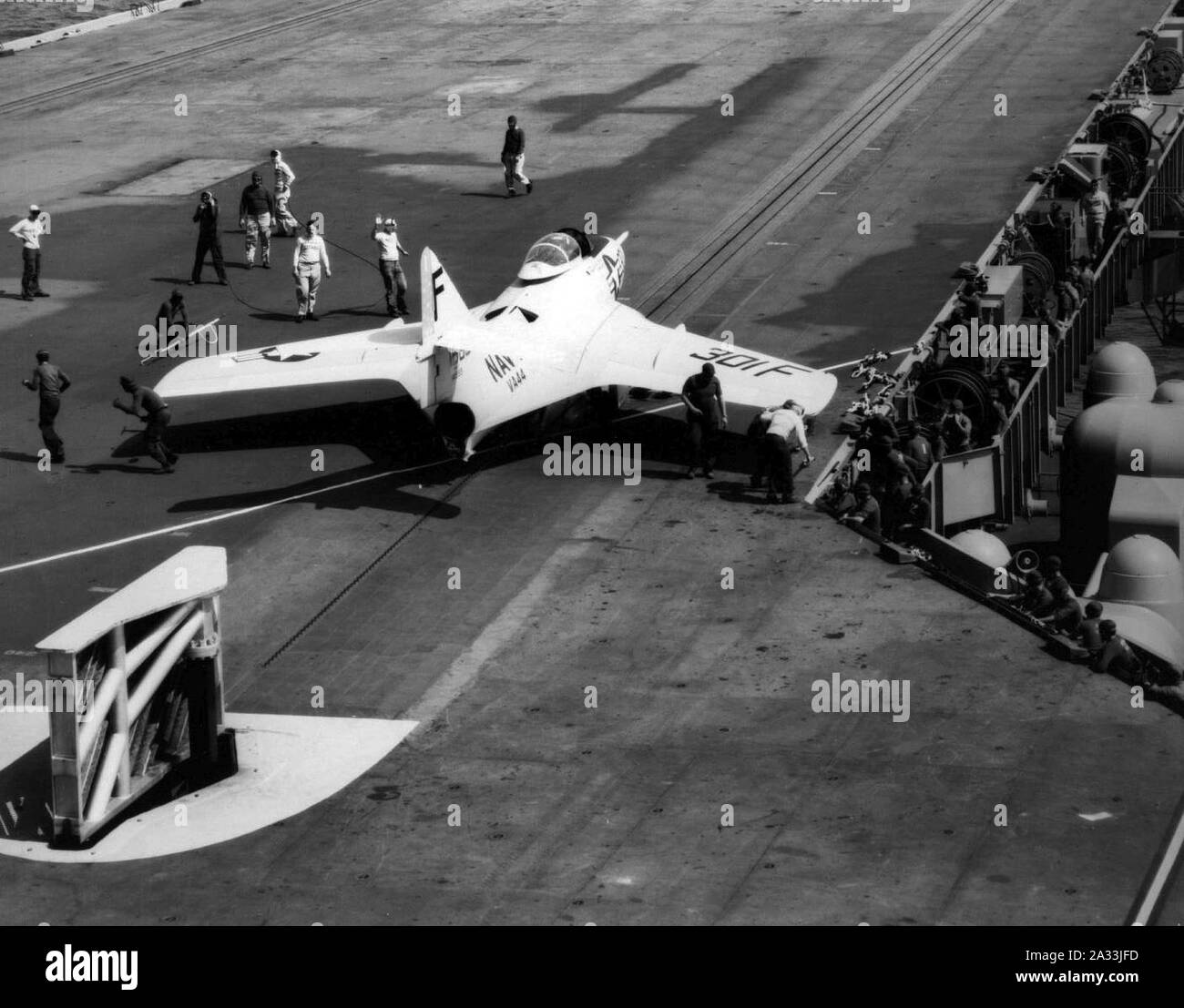 F9F-8 du VF-44 sur l'USS Saratoga (CVA-60) en 1956. Banque D'Images