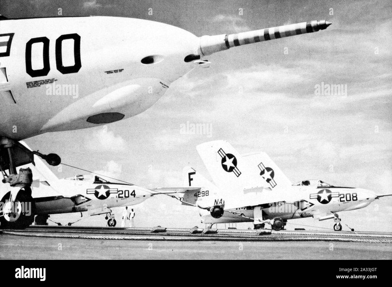 F9F-8 du VF-43 Cougars sur l'USS Saratoga (CVA-60) en 1956. Banque D'Images
