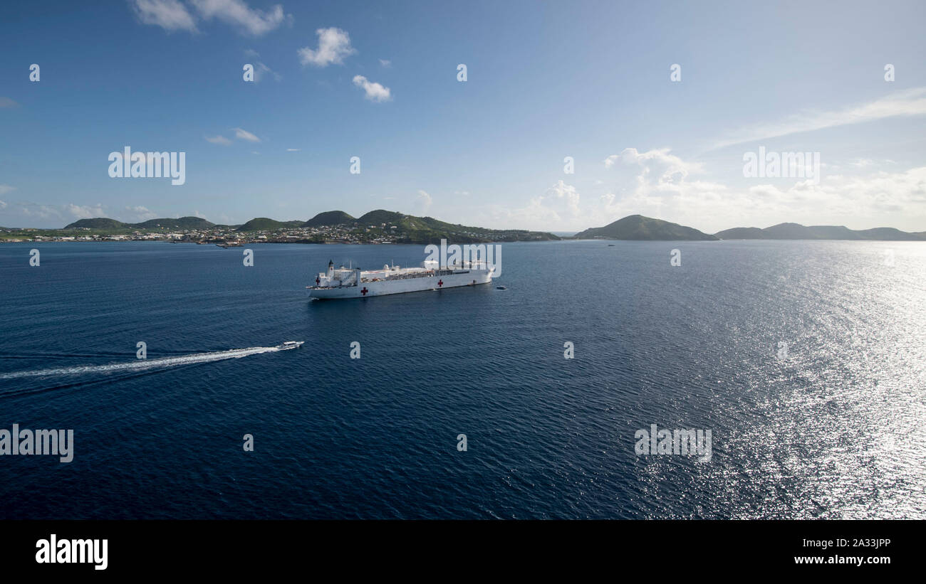 Le navire-hôpital USNS Comfort (T-AH 20) est ancré au large de la côte de Basseterre, Saint Kitts et Nevis comme il se prépare pour une mission médicale de six jours, le 3 octobre 2019. Le confort est de travailler avec les partenaires gouvernementaux et de la santé en Amérique centrale, Amérique du Sud, et les Caraïbes pour fournir des soins sur le navire et dans les sites médicaux, aide à relâcher la pression sur les systèmes médicaux, y compris ceux qui sont accablés par une augmentation des migrants transfrontaliers. (U.S. Photo par marine Spécialiste de la communication de masse 2e classe Morgan K. Nall) Banque D'Images