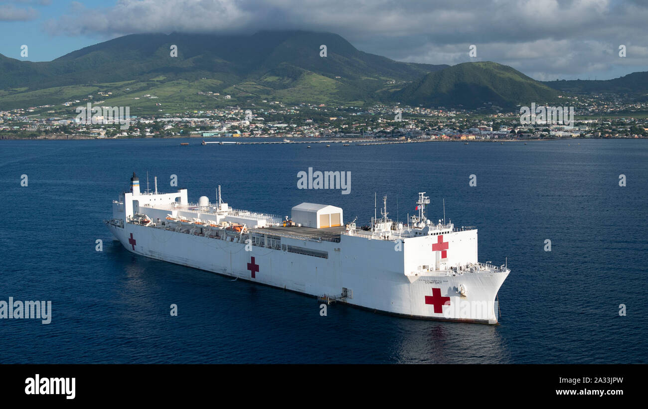 Le navire-hôpital USNS Comfort (T-AH 20) est ancré au large de la côte de Basseterre, Saint Kitts et Nevis comme il se prépare pour une mission médicale de six jours, le 3 octobre 2019. Le confort est de travailler avec les partenaires gouvernementaux et de la santé en Amérique centrale, Amérique du Sud, et les Caraïbes pour fournir des soins sur le navire et dans les sites médicaux, aide à relâcher la pression sur les systèmes médicaux, y compris ceux qui sont accablés par une augmentation des migrants transfrontaliers. (U.S. Photo par marine Spécialiste de la communication de masse 2e classe Morgan K. Nall) Banque D'Images
