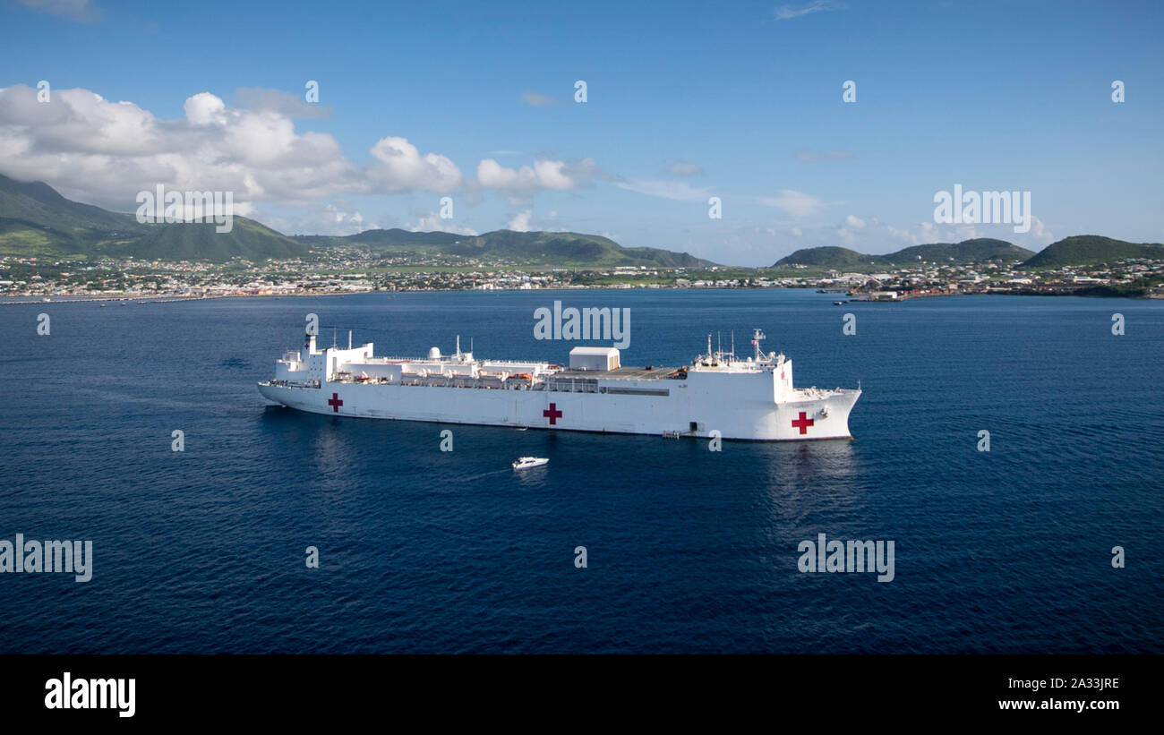 Le navire-hôpital USNS Comfort (T-AH 20) est ancré au large de la côte de Basseterre, Saint Kitts et Nevis comme il se prépare pour une mission médicale de six jours, le 3 octobre 2019. Le confort est de travailler avec les partenaires gouvernementaux et de la santé en Amérique centrale, Amérique du Sud, et les Caraïbes pour fournir des soins sur le navire et dans les sites médicaux, aide à relâcher la pression sur les systèmes médicaux, y compris ceux qui sont accablés par une augmentation des migrants transfrontaliers. (U.S. Photo par marine Spécialiste de la communication de masse 2e classe Morgan K. Nall) Banque D'Images