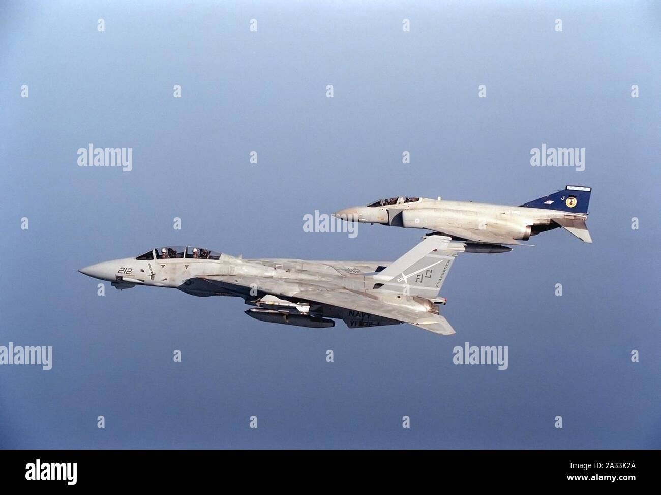 F-14A Tomcat de VF-32 en vol avec fantôme RGF.2 de 19 Squadron RAF le 21 décembre 1990. Banque D'Images