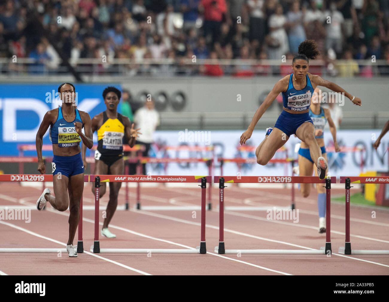 Doha, Qatar. 08Th Oct, 2019. Dalilah Muhammad de l'USA sur le chemin de la victoire et nouveau record mondial avec Sydney McLaughlin en deuxième place dans le 400m haies finale le jour 8 de la 17e Championnats du monde d'athlétisme de l'IAAF 2019 Doha au Khalifa International Stadium. Credit : SOPA/Alamy Images Limited Live News Banque D'Images